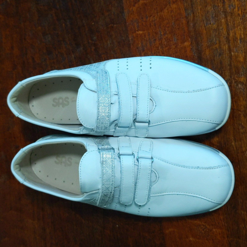 EUC SAS Race Time Walking Shoe Size 8